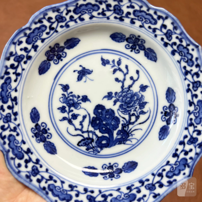 清雍正 仿宣窑青花花蝶纹葵口盘 - 图10
